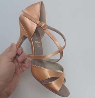 Model DL-8 ve světle tělové barvě od značky Artis je také velice populární. V provedení s 8 cm Slim podpatkem 🤩...